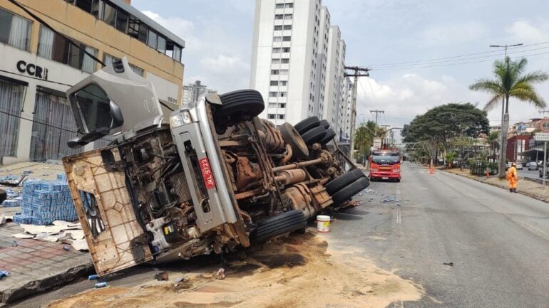 Em BH: caminhão desgovernado atinge carros e poste com colmeia de abelhas, que atacam pessoas no local