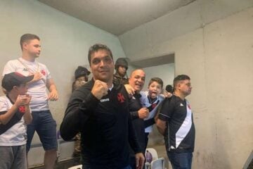 Vascaíno fanático, Cabo Daciolo assiste jogo contra o Cruzeiro no Mineirão