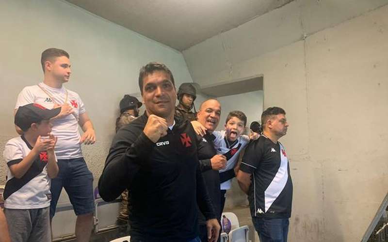 Vascaíno fanático, Cabo Daciolo assiste jogo contra o Cruzeiro no Mineirão