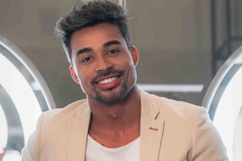 Cabelereiro leva filhos adolescentes a motel, agride garota de programa e é preso