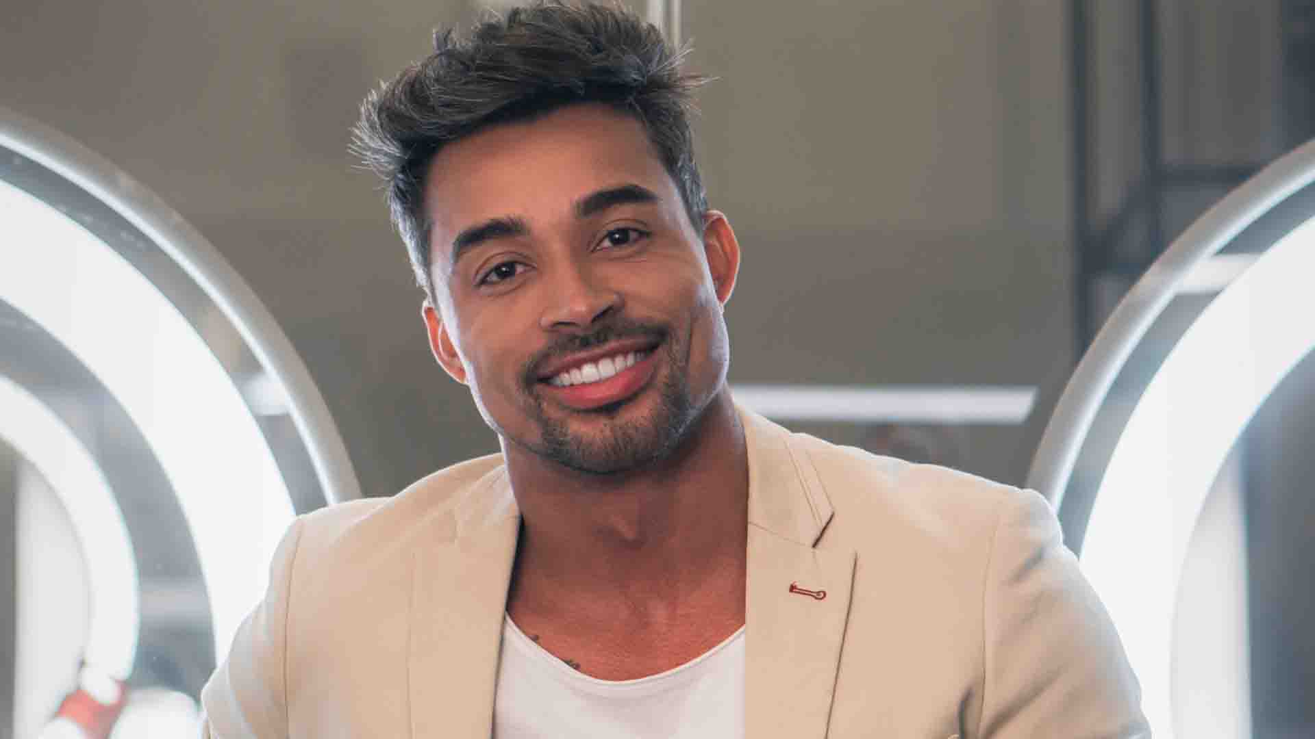 Cabelereiro leva filhos adolescentes a motel, agride garota de programa e é preso