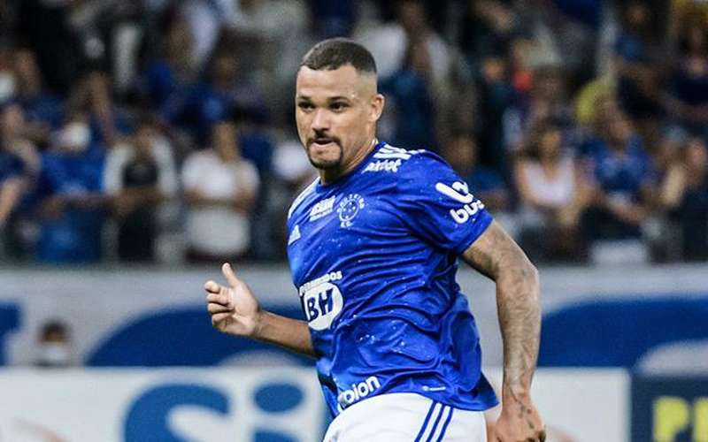 Zé Ivaldo provoca Nenê após goleada do Cruzeiro: ‘Tava preso no meu bolso’