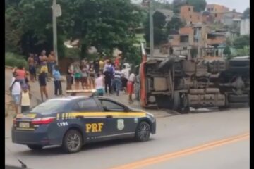 URGENTE: carreta tomba e fecha BR-381 nos dois sentidos; VEJA O VÍDEO