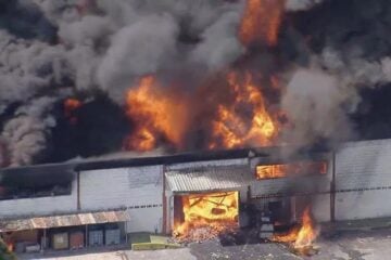 Incêndio destrói galpão de empresa e fumaça tóxica toma o céu de Contagem