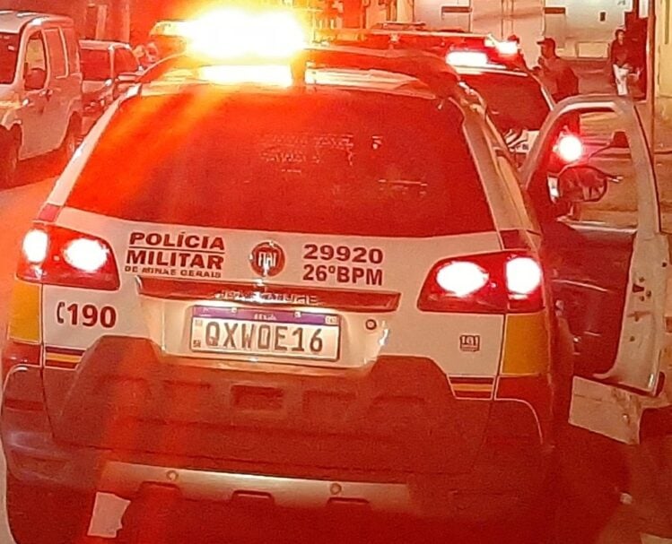 Homem escapa da morte ao ser alvo de tiros na madrugada