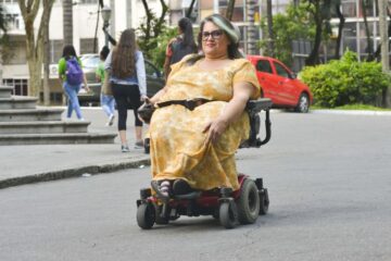 “Estou em uma cadeira de rodas por causa da poliomielite”, conta mineira que sofre sequelas da doença