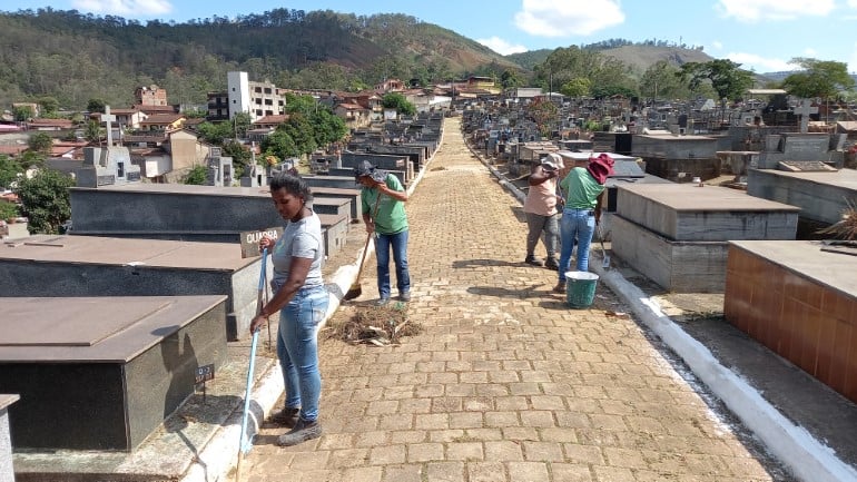 Cemitérios recebem mutirão de limpeza para o Dia de Finados em Monlevade