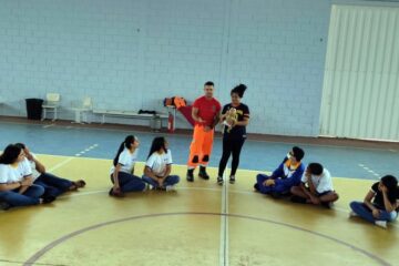 Alunos do Centro Educacional de São Gonçalo recebem instruções para primeiros socorros