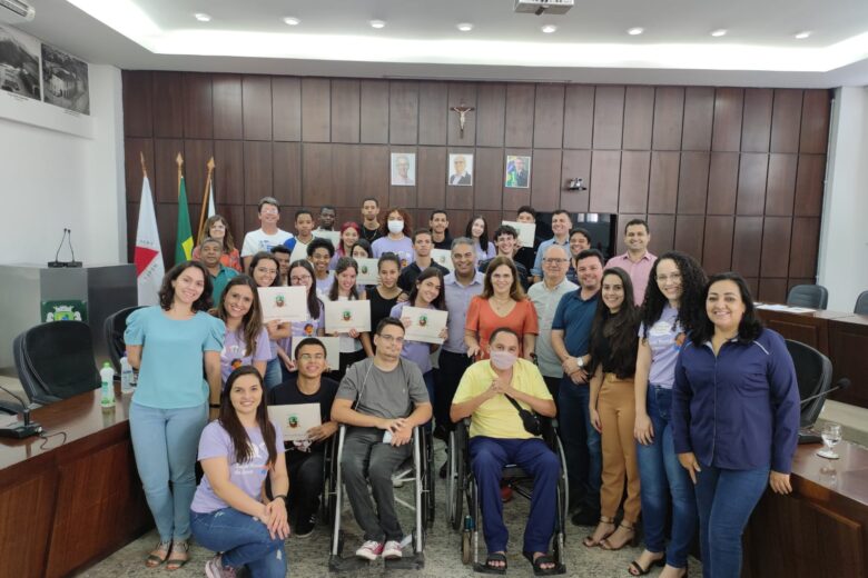 Alunos recebem certificados de participação no projeto Parlamento Jovem
