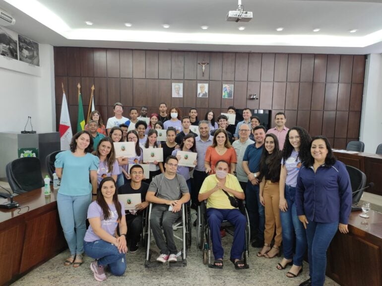 Alunos recebem certificados de participação no projeto Parlamento Jovem