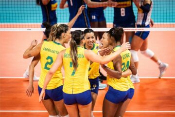 Quase que a Carolana bloqueia o título: Brasil vence Itália e faz jogo da final neste sábado