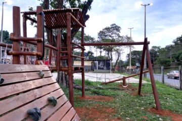Quadra esportiva do bairro Baú recebe parquinho em Monlevade