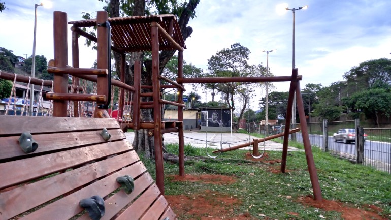Quadra esportiva do bairro Baú recebe parquinho em Monlevade