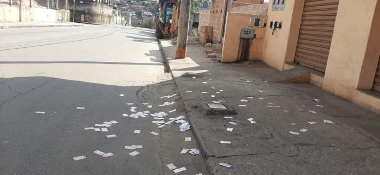 Materiais de candidatos são espalhados pelas ruas de Itabira
