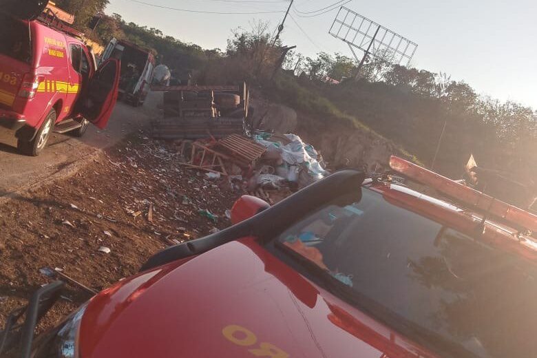 Motorista fica preso às ferragens em acidente na BR-381, em Santa Luzia