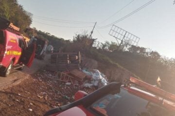 Motorista fica preso às ferragens em acidente na BR-381, em Santa Luzia