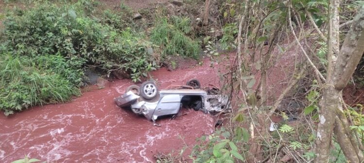 Carro capota em córrego no Bairro Conceição em Itabira