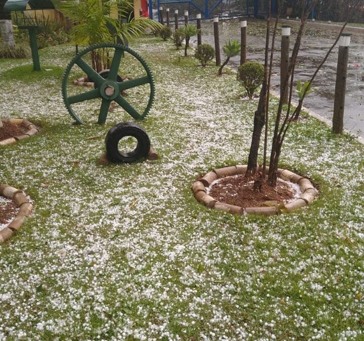 Nevou? Chuva de granizo causa estragos em Itabira; veja fotos