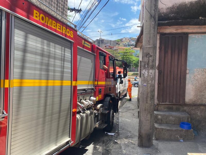 Incêndio destrói casa em Belo Horizonte e deixa uma pessoa ferida
