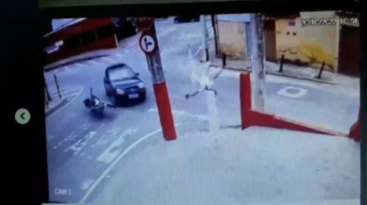Câmeras de segurança flagram acidente no Bairro Bethânia