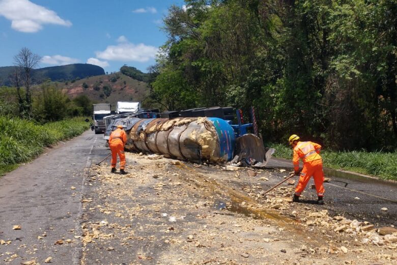 Acidente com carretas provoca vazamento de óleo na BR-381