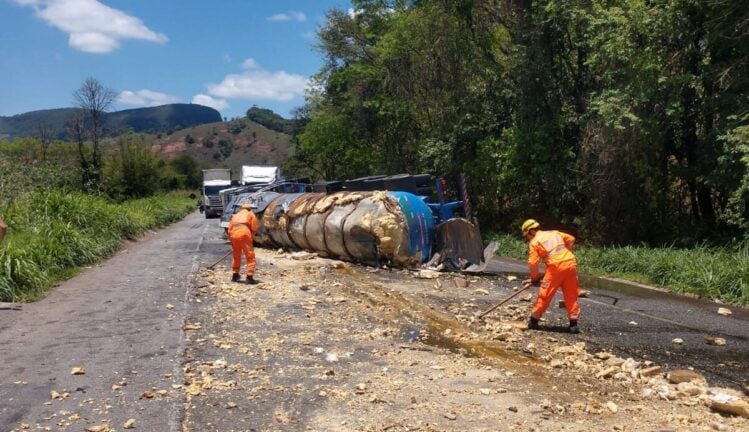 Acidente com carretas provoca vazamento de óleo na BR-381