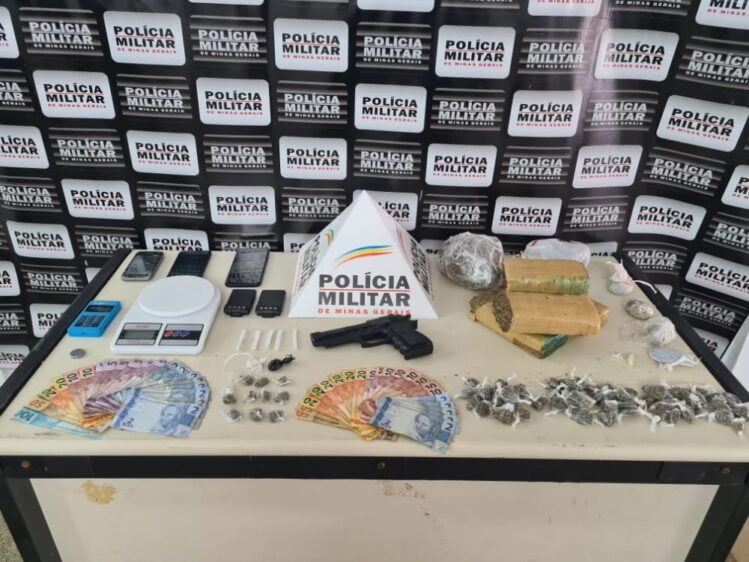 PM apreende drogas e réplica de pistola em João Monlevade