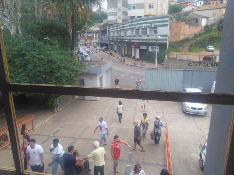Duas das maiores zonas eleitorais de Itabira, Fide e EEMZA têm votação tranquila na manhã deste domingo
