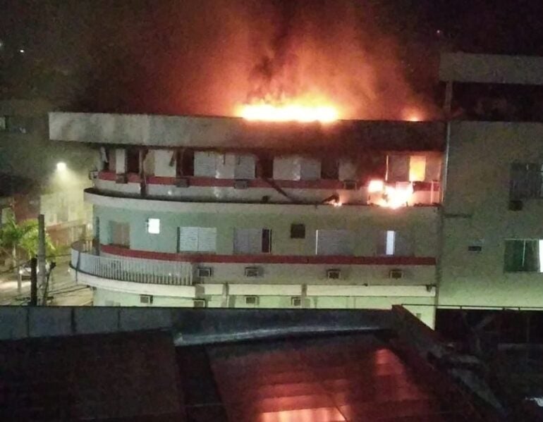 Urgente: incêndio atinge andar do Hotel Itália, em Itabira