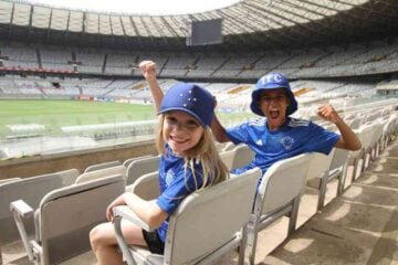 ‘Paixão que vem de berço’: crianças simbolizam redenção do Cruzeiro