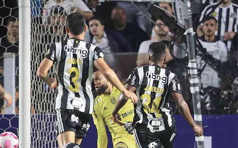 Atlético só levou um gol e está invicto com dupla de zaga Alonso e Jemerson