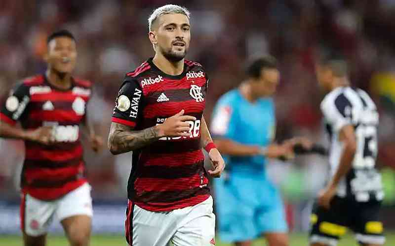 CBF afasta árbitros de Fla x Santos após polêmica em pênalti que gerou gol