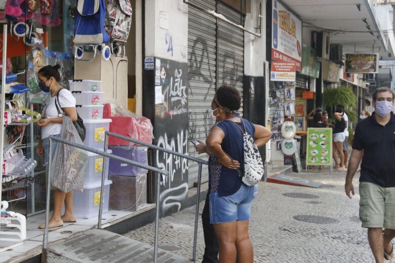 Comércio varejista tem queda de 0,1% em agosto, diz IBGE