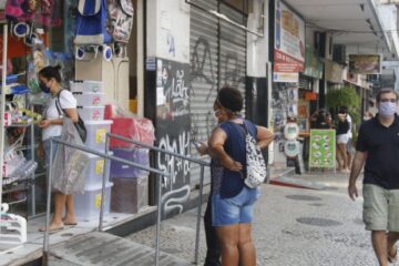 Comércio varejista tem queda de 0,1% em agosto, diz IBGE