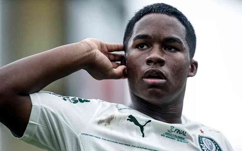 Diretor do PSG está no Brasil para ver de perto Endrick, do Palmeiras