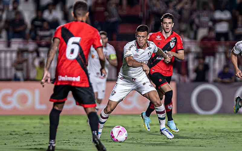 Fluminense sai na frente, mas leva virada do Atlético-GO no Brasileiro