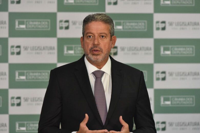 Polícia Federal encontra dinheiro em cofre e mala de amigos de Lira