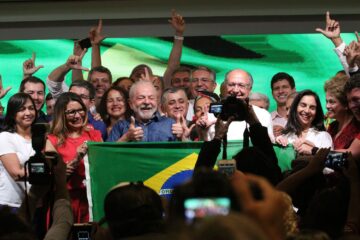 “Combater a miséria é a causa pela qual vou viver até o fim da minha vida”, afirma Lula em primeiro discurso após eleições
