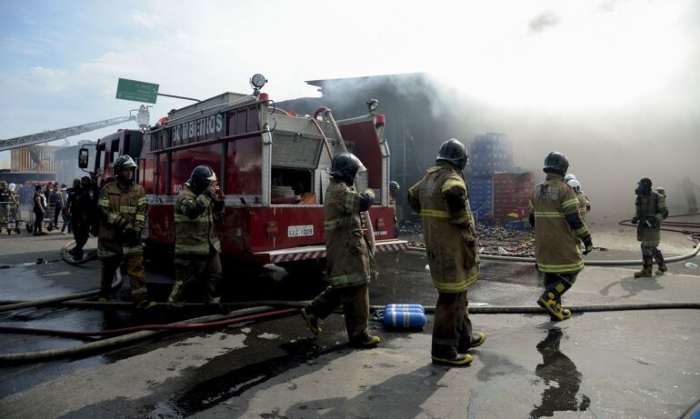 Incêndio atinge galpões da Ceasa, no Rio de Janeiro
