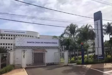 Ladrão pula muro, é atacado por pitbull e pede socorro para a polícia