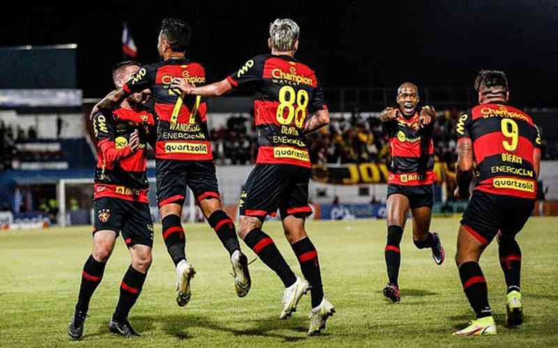 Sport marca no fim, vence o Brusque e encosta no G4 da Série B