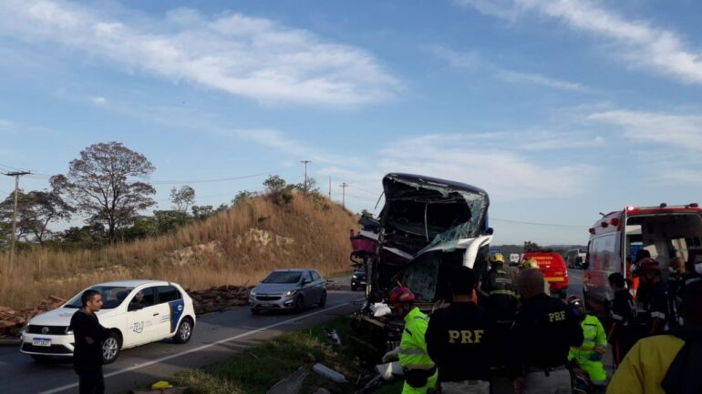 Acidente entre ônibus e carreta deixa nove pessoas gravemente feridas na BR-040