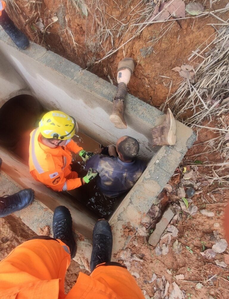 Homem fica 14 horas preso em galeria pluvial e é resgatado por bombeiros