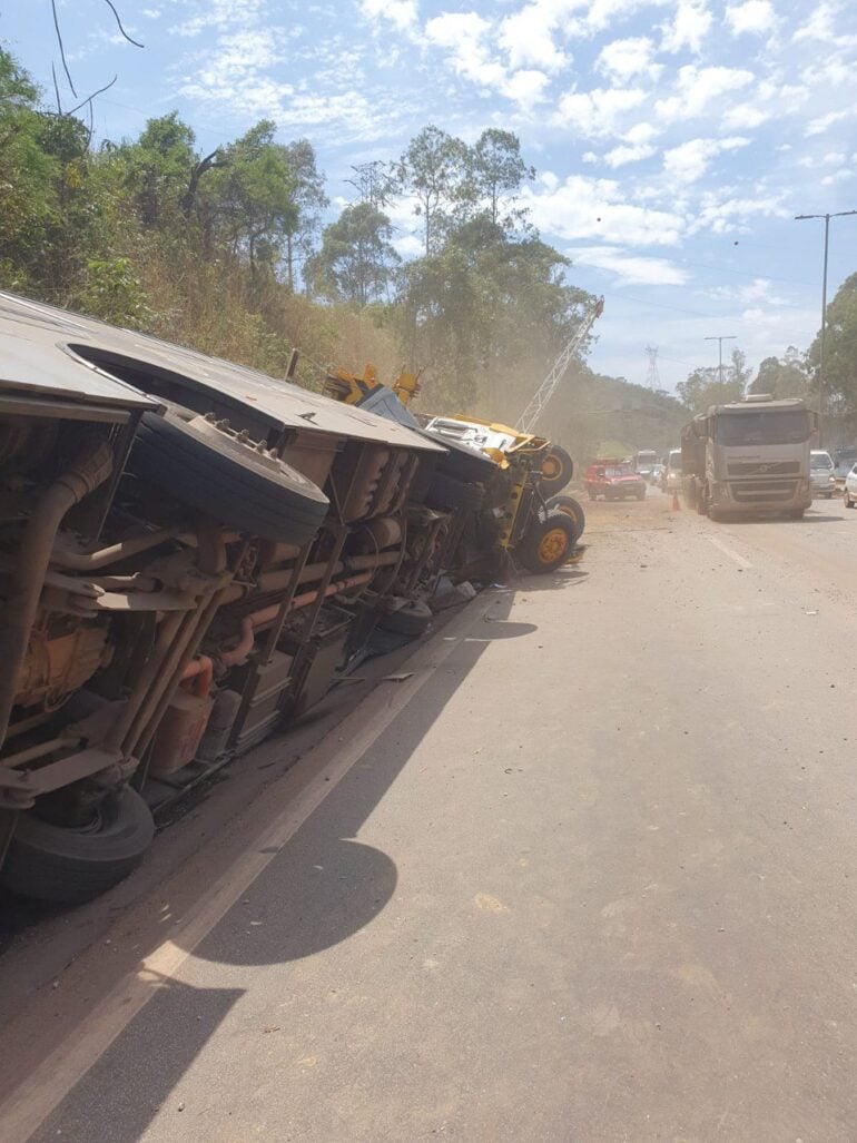 Caminhão atinge ônibus e complica trânsito no Anel Rodoviário em BH