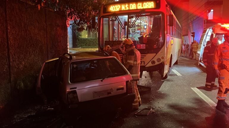 Mulher grávida e criança ficam feridas em acidente entre carro e ônibus em BH