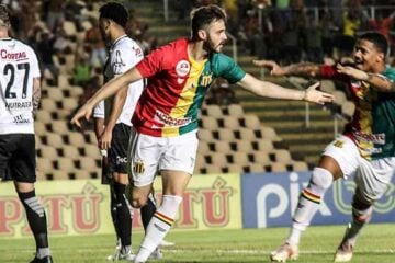 Sampaio Corrêa bate a Ponte Preta com gol no fim e encosta no G4 da Série B