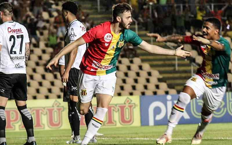 Sampaio Corrêa bate a Ponte Preta com gol no fim e encosta no G4 da Série B