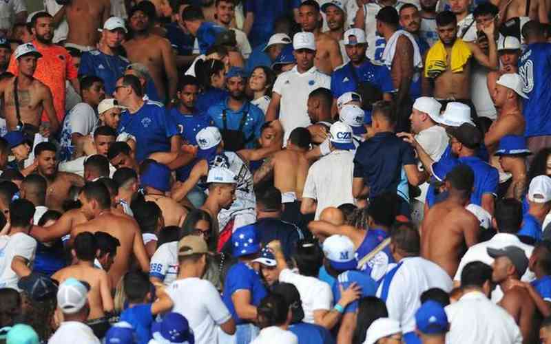 Organizada do Cruzeiro expulsa torcedor que feriu criança com cadeira