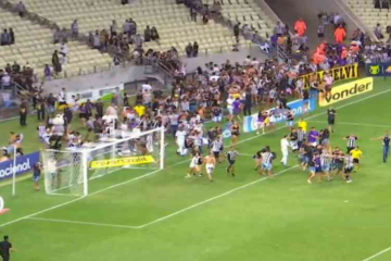 Torcedores do Ceará invadem campo, e jogo contra o Cuiabá é encerrado