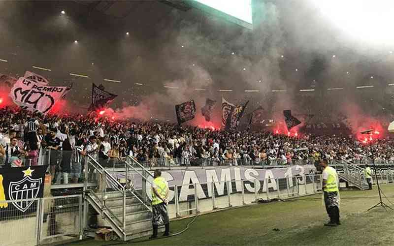 Organizada do Atlético é punida pelo uso de sinalizadores no Mineirão